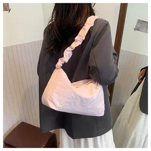 Detail der hellrosa Hobo-Tasche mit gerafftem Schultergurt und strukturiertem Stoff