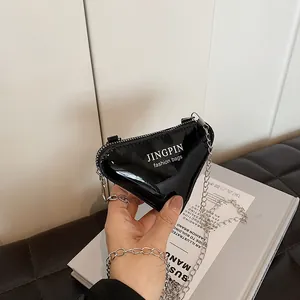 Sac à bandoulière noir en forme de cœur à la mode avec chaîne argentée et fini brillant
