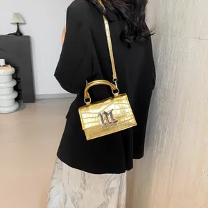 Goldene Handtasche mit Krokodilmuster, Metall-Logo und abnehmbarem Schultergurt für Damen
