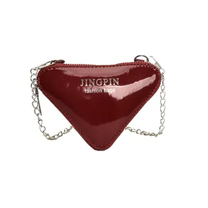 Sac à bandoulière cœur rouge foncé brillant pour femme avec chaîne en métal argenté