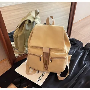 Detalle de la mochila tipo cubo de lona vintage con cremalleras doradas y cordón