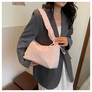 Rosafarbene geraffte Canvas-Umhängetasche mit Kordelzug zu minimalistischem Outfit
