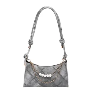 Sac sous le bras chic en denim gris avec motif matelassé et chaîne en perles