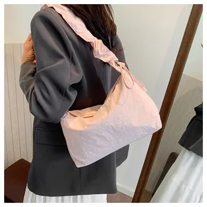 Detail der hellrosa gerafften Canvas-Tasche mit plissiertem Schultergurt im lässigen Stil