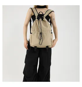 Vue détaillée du sac à dos en nylon kaki avec cordon de serrage et larges bandoulières