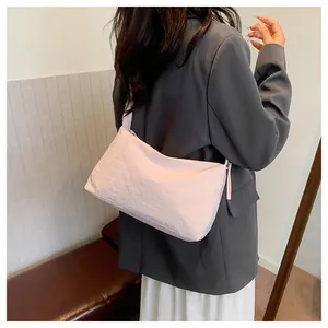 Detailansicht der hellrosa Falten-Canvas-Tasche kombiniert mit einem grauen Blazer-Outfit