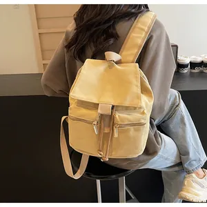 Detalle de la mochila de lona con cordón, cremalleras metálicas y correas anchas