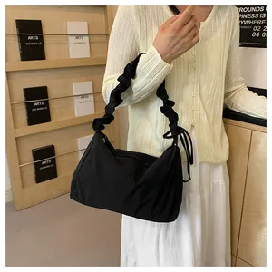 Detail der schwarzen gefalteten Cloud-Tasche mit gerüschtem Riemen in Vintage-Optik
