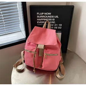 Mochila de lona rosa con cierre de cordón y dos bolsillos delanteros con cremallera