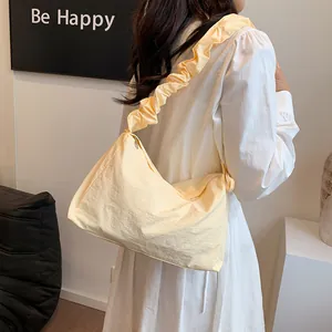 Minimalistische cremegelbe Schultertasche mit gerafftem Trägerriemen Design für Damen