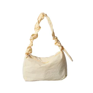 Hellgelbe gefaltete Canvas-Schultertasche mit Kordelzug-Detail und minimalistischem Design