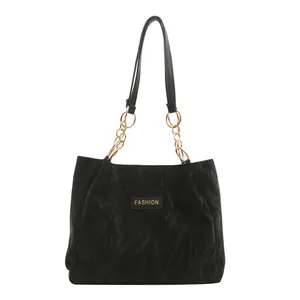 Zwarte tote tas met kreukeleffect, gouden ketting en Fashion-logo op de voorkant
