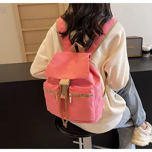 Mochila tipo cubo de lona rosa con cordón caqui y bolsillos frontales con cremallera