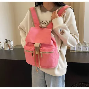Mochila de lona rosa con cierre de cordón y dos bolsillos frontales con cremallera