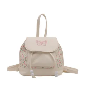 Mini zaino in pelle PU bianco crema con accenti floreali rosa e ricamo a farfalla