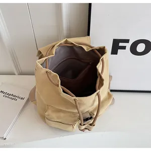 Vista interior de la mochila de lona beige con bolsillo de cremallera y compartimento amplio