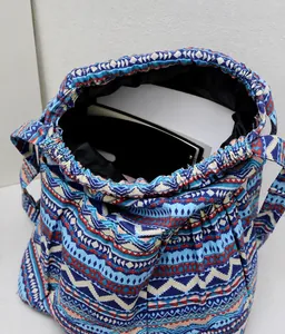 Detailansicht des Kordelzugs und geräumigen Innenraums des ethnisch gestreiften Rucksacks