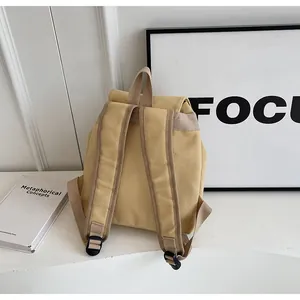 Vista trasera detallada de la mochila de lona caqui con correas acolchadas ajustables