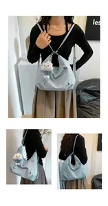 Détail du sac papillon bleu clair avec breloques en métal et pendentif nuage blanc