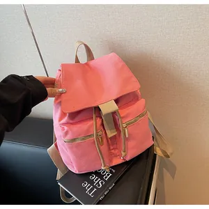 Mochila de lona rosa con cordón ajustable, dos cremalleras frontales y correas suaves