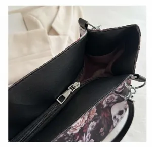 Detailaufnahme des glatten Reißverschlusses und Innenfutters der Totenkopf-Tasche