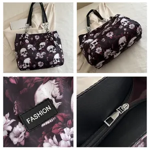 Detalles del bolso tote de lona con calaveras, cadenas metálicas y logo de moda