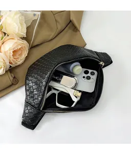 Dettaglio dell'interno della borsa nera intrecciata che mostra lo spazio per gli oggetti