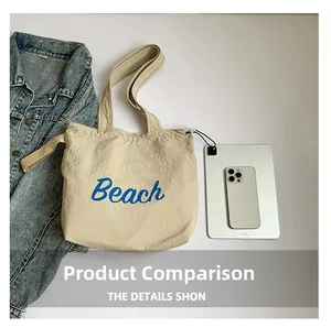 Comparación de tamaño del bolso beige con logo Beach junto a tableta y teléfono