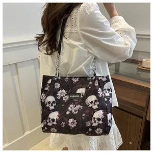 Detalle del bolso tote de lona con etiqueta de moda y estampado floral de calavera y cadena