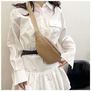 Dettaglio borsa a marsupio intrecciata beige marrone con ampia tracolla in tela da donna