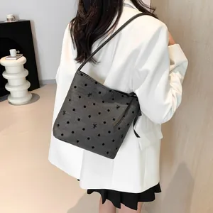 Secchiello grigio chic con pois neri e ricamo a fiocco con nastro decorativo
