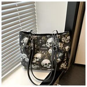 Detailansicht von Totenkopf-Blumendruck und Kettenriemen der schwarzen Canvas-Tasche