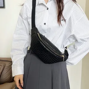 Borsa a tracolla a mezzaluna nera intrecciata alla moda con cinturino largo e oro