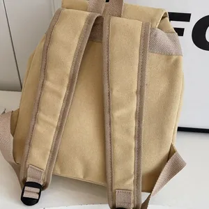 Vista trasera de una mochila tipo cubo de lona casual con correas ajustables y cordón