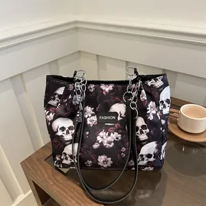 Große Shopper-Tasche mit Gothic-Totenkopf-Blumenmuster und silberner Kettenriemen