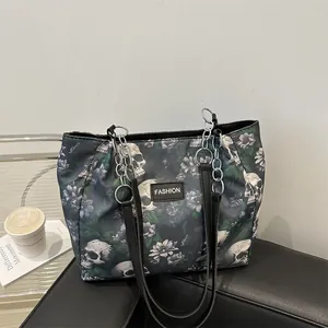 Große Shopper-Tasche mit Blumen-Totenkopf-Print und silbernen Kettenriemen