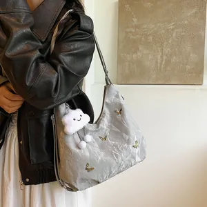 Sac à épaule argenté métallisé avec papillons et charm nuage en peluche doux