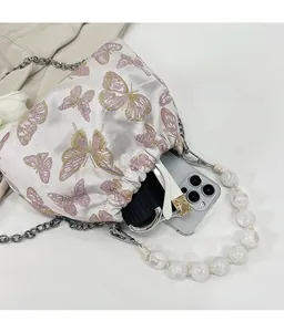 Innenansicht der bestickten Beuteltasche mit Platz für Smartphone und Sonnenbrille