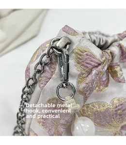 Details von abnehmbarem Silberhaken und Perle auf Schmetterling-Sticktasche
