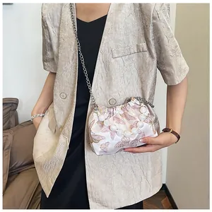 Detailansicht der Satin-Beuteltasche mit Schmetterlingsstickerei und Perlenhebel