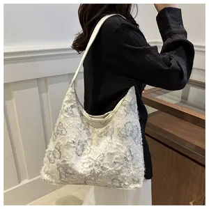 Détail du grand sac cabas en tweed blanc orné de papillons brodés et d'une large bandoulière
