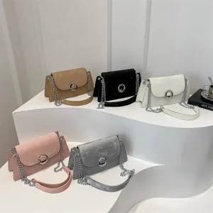 Petits sacs à bandoulière minimalistes en cinq couleurs avec chaînes et boucles argentées