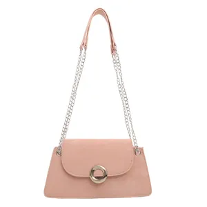 Petit sac à bandoulière rose mat avec chaîne argentée et boucle anneau pour femmes