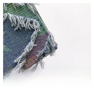 Gros plan sur la texture jacquard tissée avec fils colorés et bord à franges effilochées