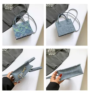 Vues détaillées du mini sac en denim bleu avec motif étoile, bords effilés et boucles dorées