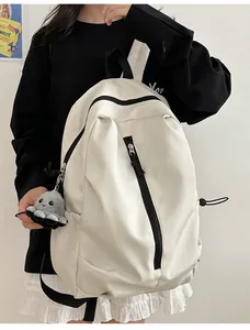 Weißer Schüler-Rucksack mit hohem Fassungsvermögen, schwarzen Zippern und Plüsch-Anhänger