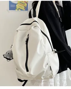 Seitenansicht des cremefarbenen wasserdichten Nylon-Rucksacks mit süßem Oktopus-Anhänger