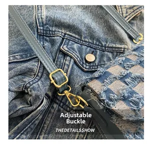 Détail de la boucle réglable et de la texture en jean tweed du sac bandoulière bleu