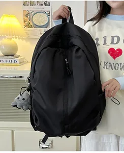 Seitenansicht des großen schwarzen Nylon-Rucksacks mit niedlichem Oktopus-Plüsch-Anhänger