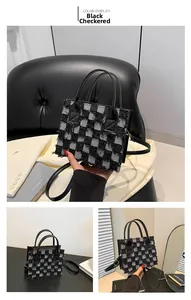Détail du sac cabas à carreaux noir et blanc avec franges et doubles anses rondes
